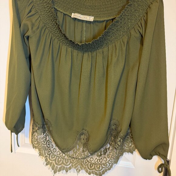 Abercrombie & Fitch Off the Shoulder Lace Top Size Small - Picture 2 of 6